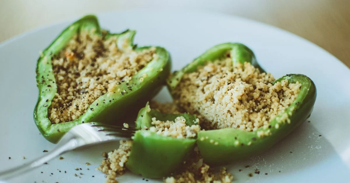 Délicieuse poivron vert farci au couscous, parfait pour un repas végétarien sain.