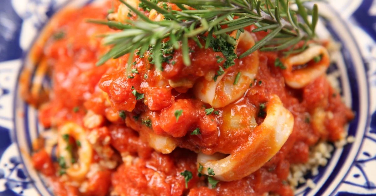Délicieux plat de fruits de mer à l'italienne garni d'herbes fraîches et de sauce tomate savoureuse.