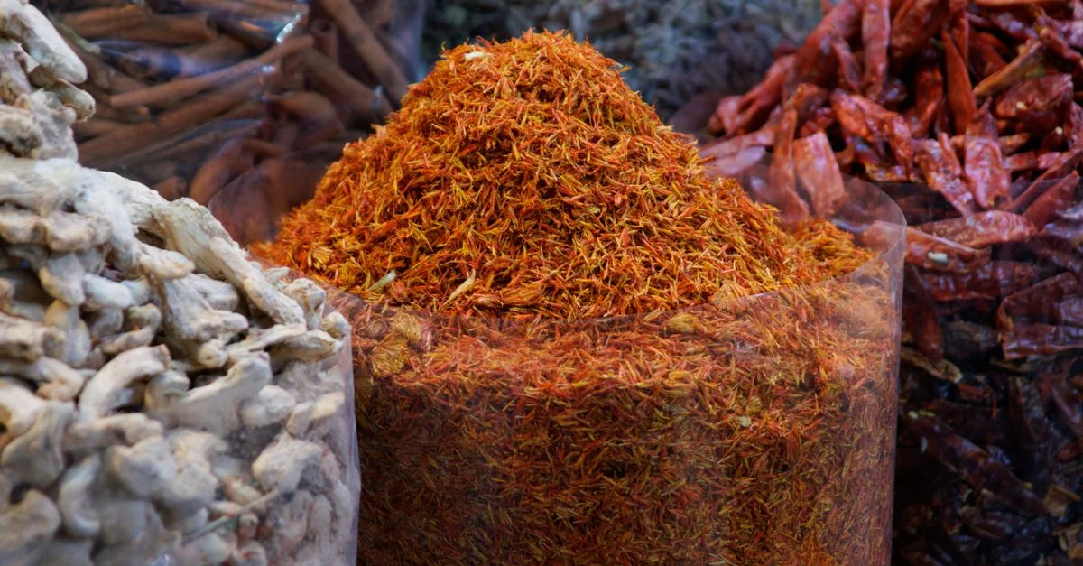 Une vibrante variété d'épices dans des sacs sur un marché en plein air, mettant en valeur différentes couleurs et textures.