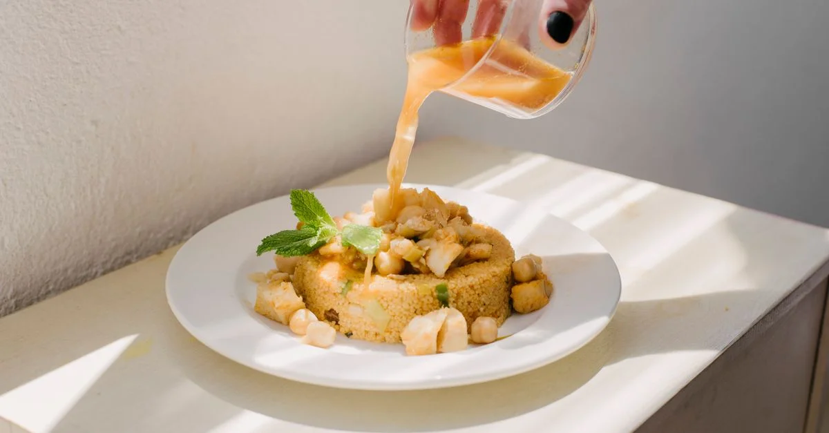 Un délicieux repas de couscous garni d'une sauce légère, capturé à la lumière naturelle.