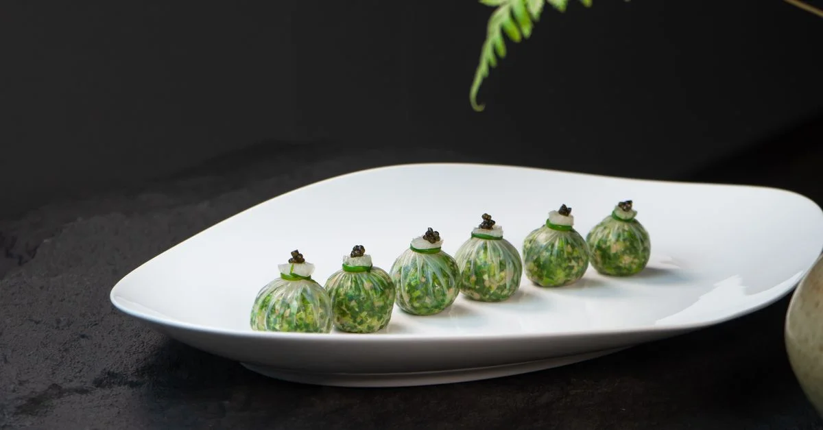 Plat gourmet exquis présenté artistiquement sur une assiette blanche élégante, parfait pour des thèmes culinaires.