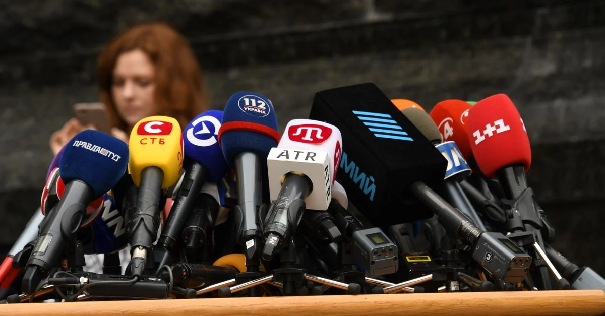 Divers microphones installés lors d'une conférence de presse à Kyiv, Ukraine.